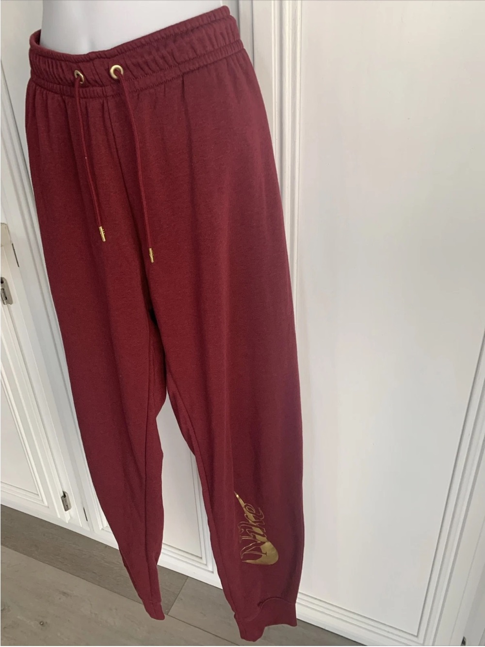 Nike Womens MEDIUM Sweatpants icon RED burgundy gold logo  joggers  Great